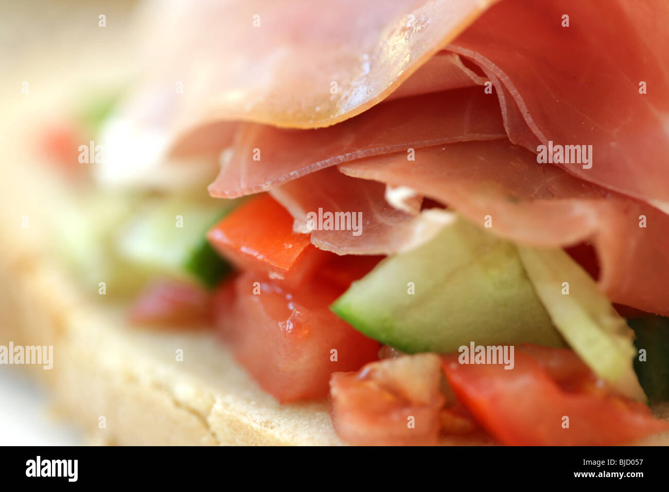 Frais sain Open Top, jambon de Parme et salade à l'Italienne sur Pain bruschetta avec Sandwich pas de personnes Banque D'Images