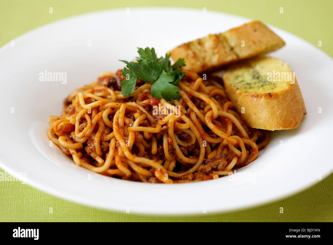 Spaghettis à la bolognaise avec du pain à l'Ail Photo Stock Alamy