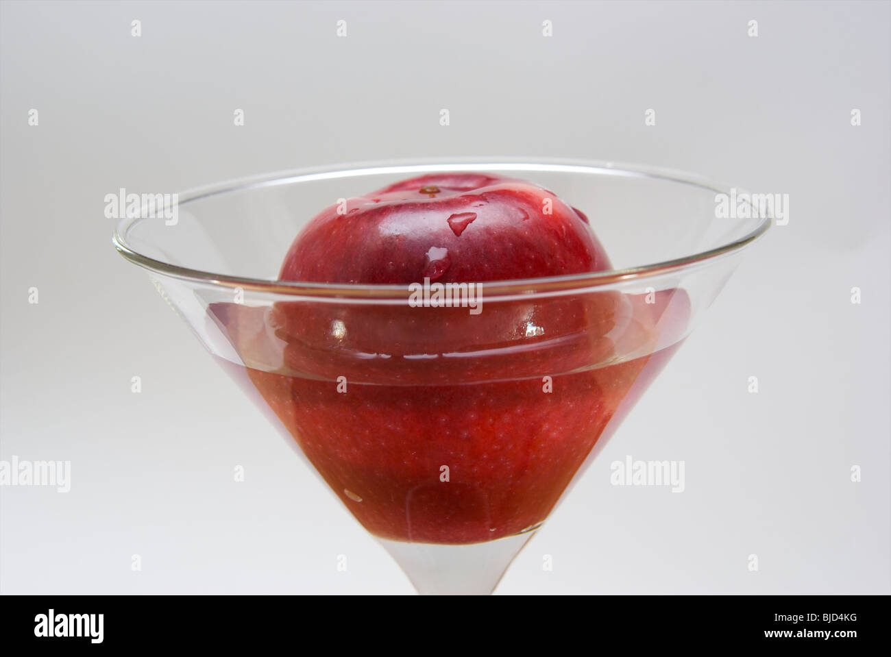 Martini Apple que quelqu'un a oublié de mélanger Banque D'Images