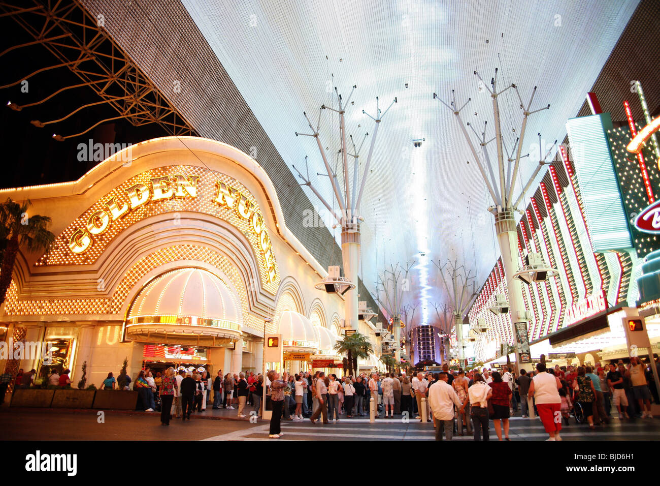 Fremont Street Experience et le Golden Nugget et Binion's casinos avec des lumières de Las Vegas, Nevada, USA Banque D'Images