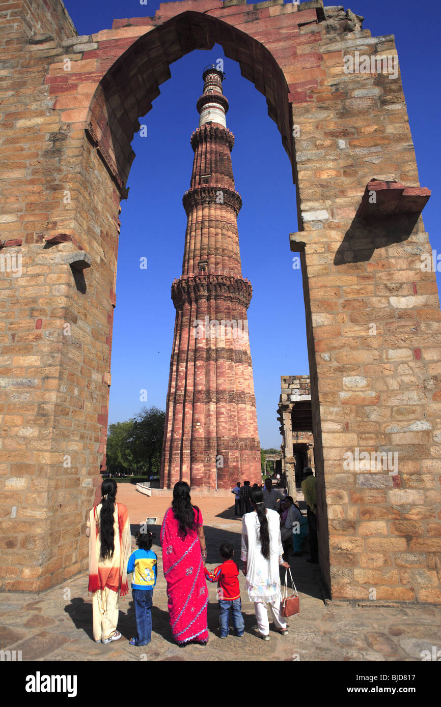 Mère de deux fils et sœurs regardant par Qutb Minar arch ; Indo-Muslim ; art ; sultanat de Delhi Delhi, Inde Banque D'Images