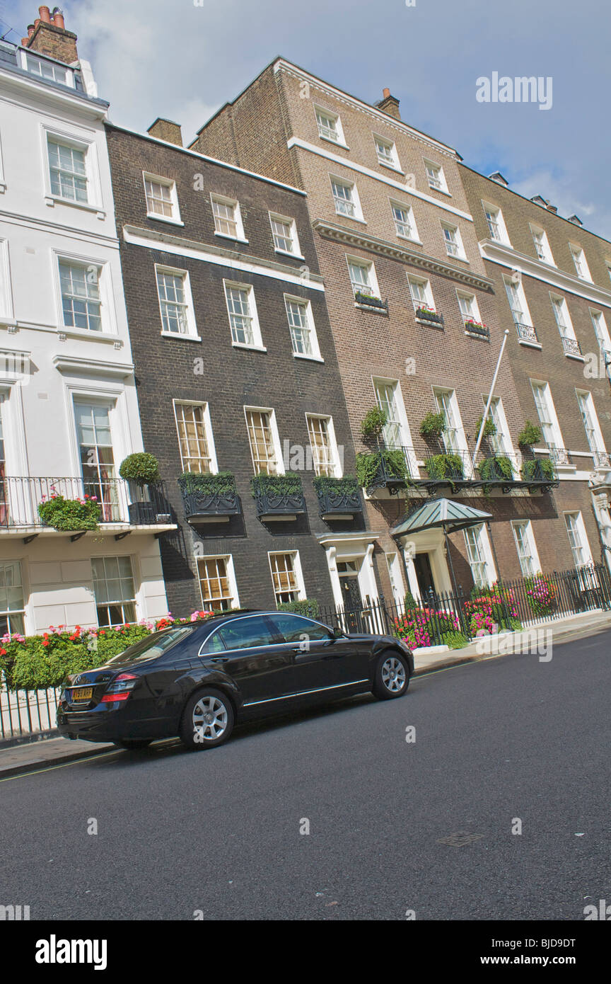 Mayfair Londres bâtiments sur un jour d'été avec voiture. Banque D'Images