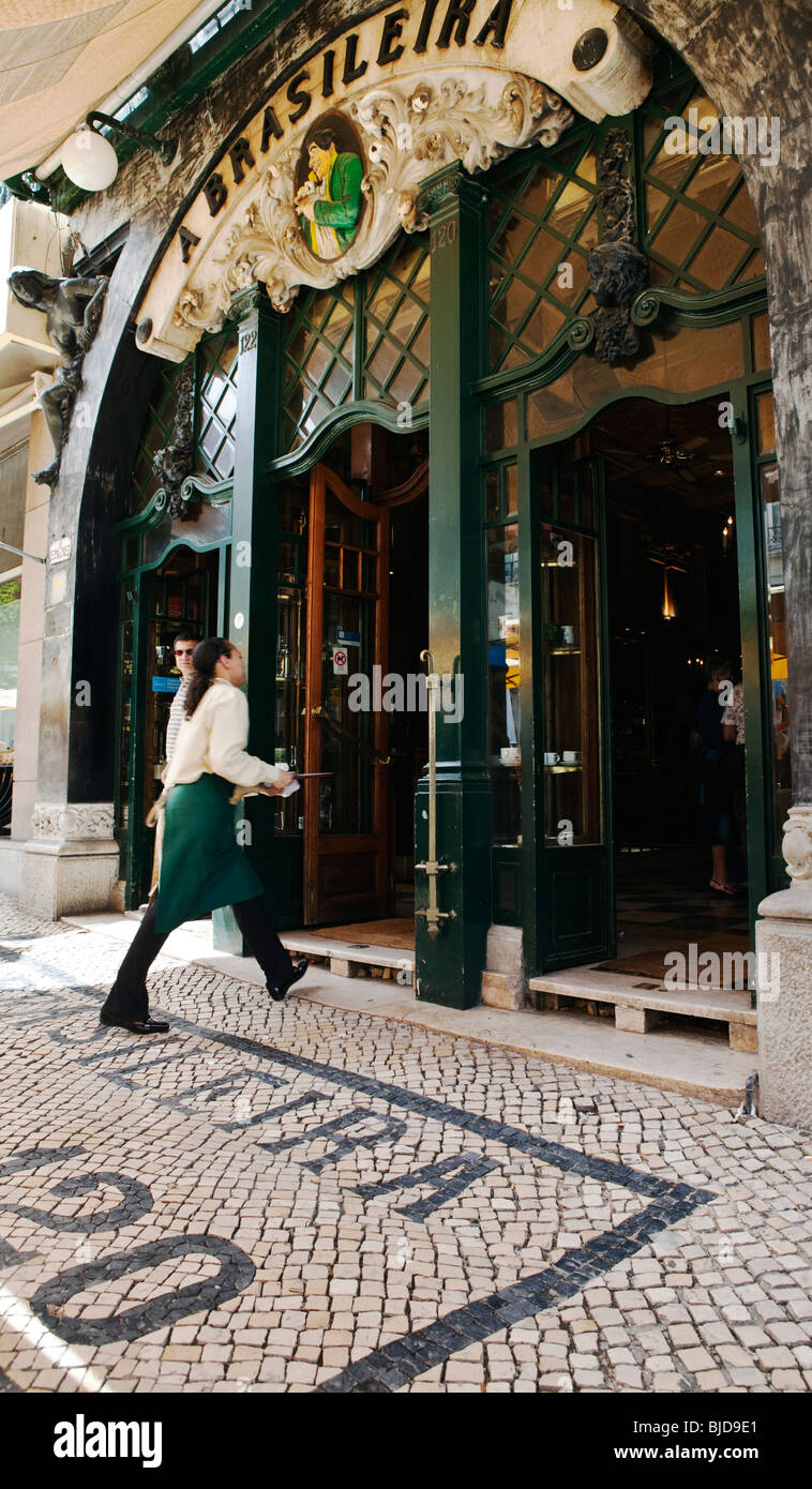 En dehors de la serveuse Café Brasileira Chiado Lisbonne Portugal Banque D'Images