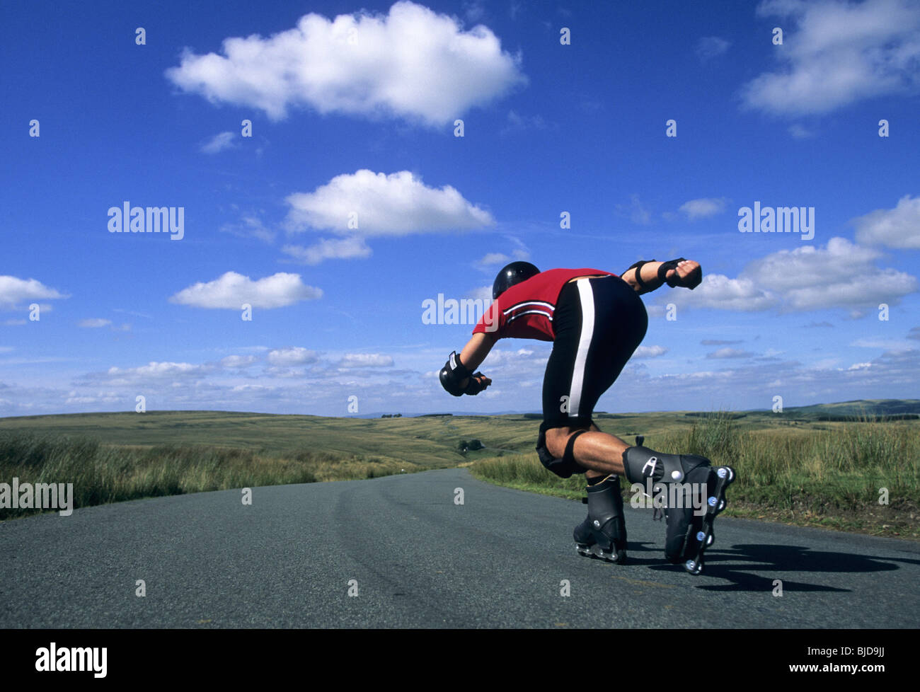 Roller blader en action sur une seule route rurale Banque D'Images