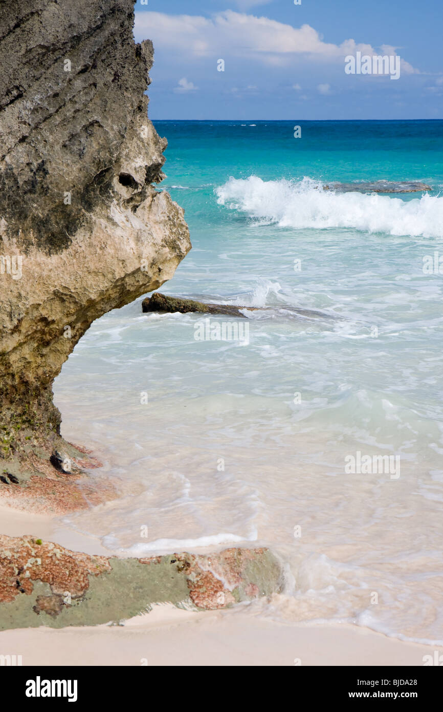 Vue sur une plage déserte aux Bermudes Banque D'Images