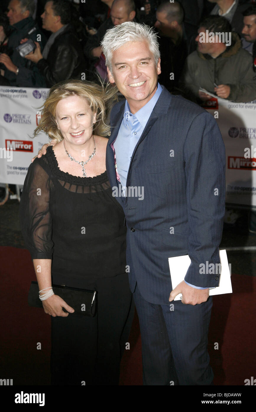 PHILIP SCHOFIELD & GUEST 2008 PRIDE OF BRITAIN AWARDS LONDON TELEVISION CENTRE LONDON LONDON LONDON ANGLETERRE 30 septembre 200 Banque D'Images