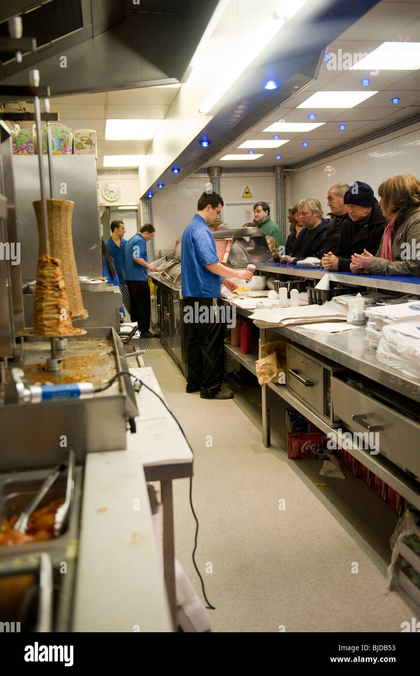 Puce à emporter et de kebab au service de clients sur winters nuit Banque D'Images