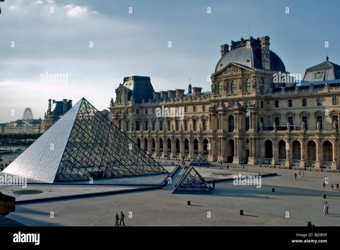 Paris, France - à l'extérieur Vue sur la Cour, carrée, avec pyramide de  verre conçu par I.M. Pei, l'architecte au "Musée du Louvre Photo Stock -  Alamy