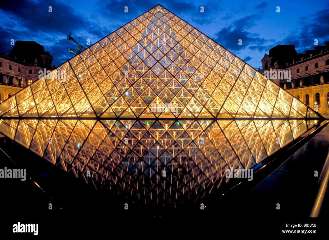 Paris, France- Pyramide de verre au musée du Louvre, éclairé la nuit,  Architecte : I.M. Pei Photo Stock - Alamy