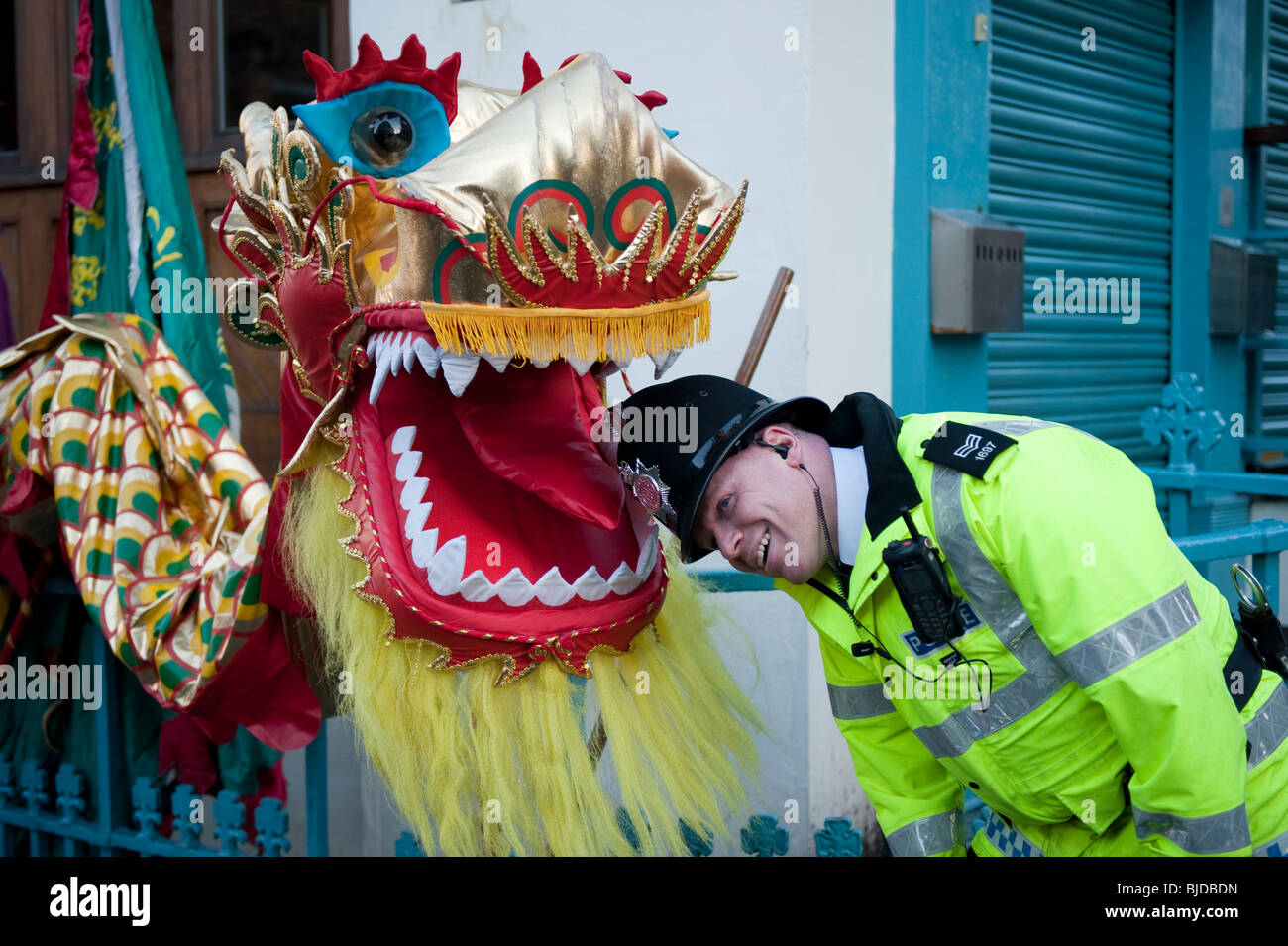 Policier avec la tête de dragons chinois bouche Banque D'Images