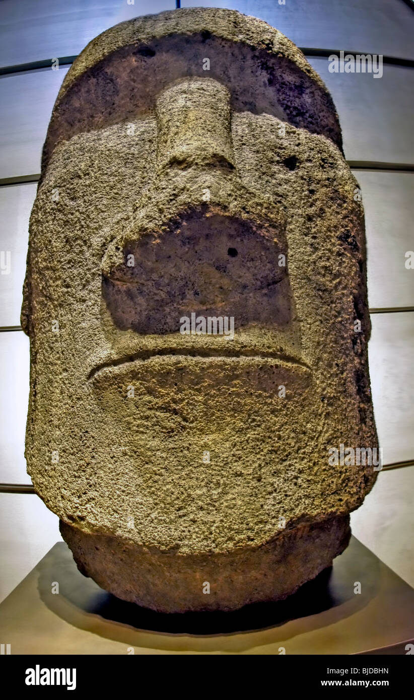 PARIS, France - Musée du Louvre, Sculptures primitives, de l'île de Pâques 'Moay (Moai) Statue', 11e- 15e c, Banque D'Images