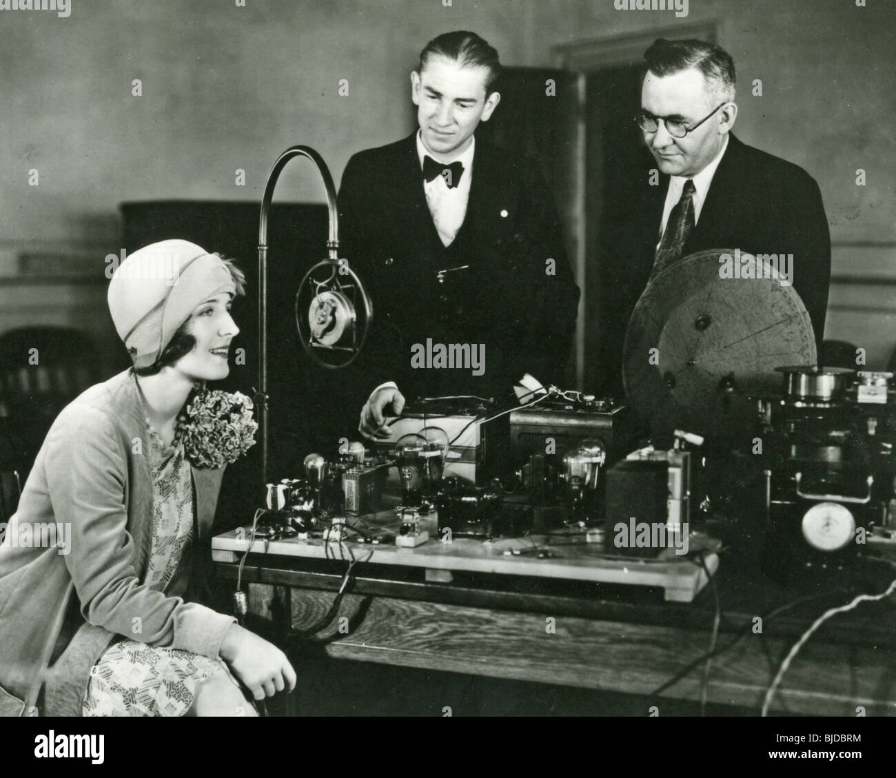 NORMA SHEARER - Actrice américaine - à l'aide d'un système de prise de son cinéma précoce Banque D'Images