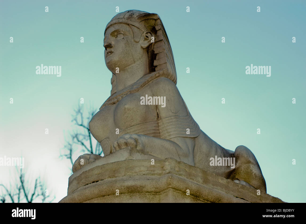 Paris, France - Art public, Sculpture dans les jardins des Tuileries, (près du Musée du Louvre). Figure de la tête féminine avec le corps du lion. Statues, art en plein air, ramsès II paris Banque D'Images