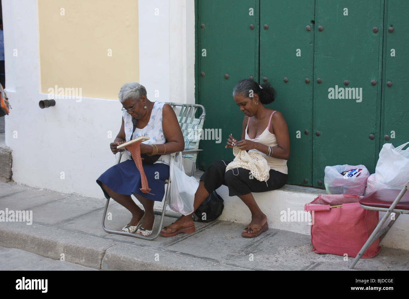 Les femmes dans la rue de La Havane à Cuba Banque D'Images