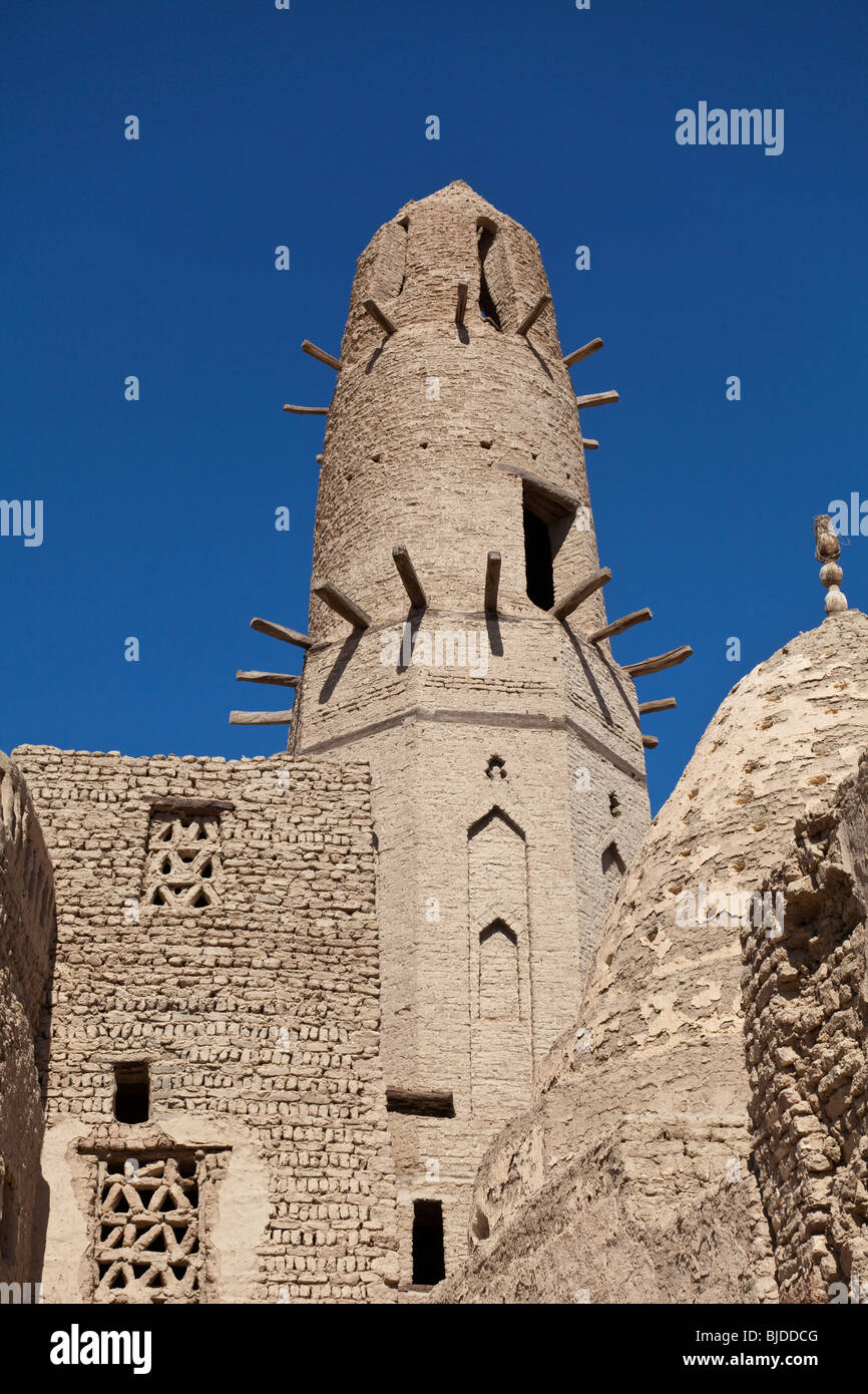 Minaret ayyoubide ou mosquée de Al Qasr, oasis du désert de l'Ouest, l'Egypte Banque D'Images
