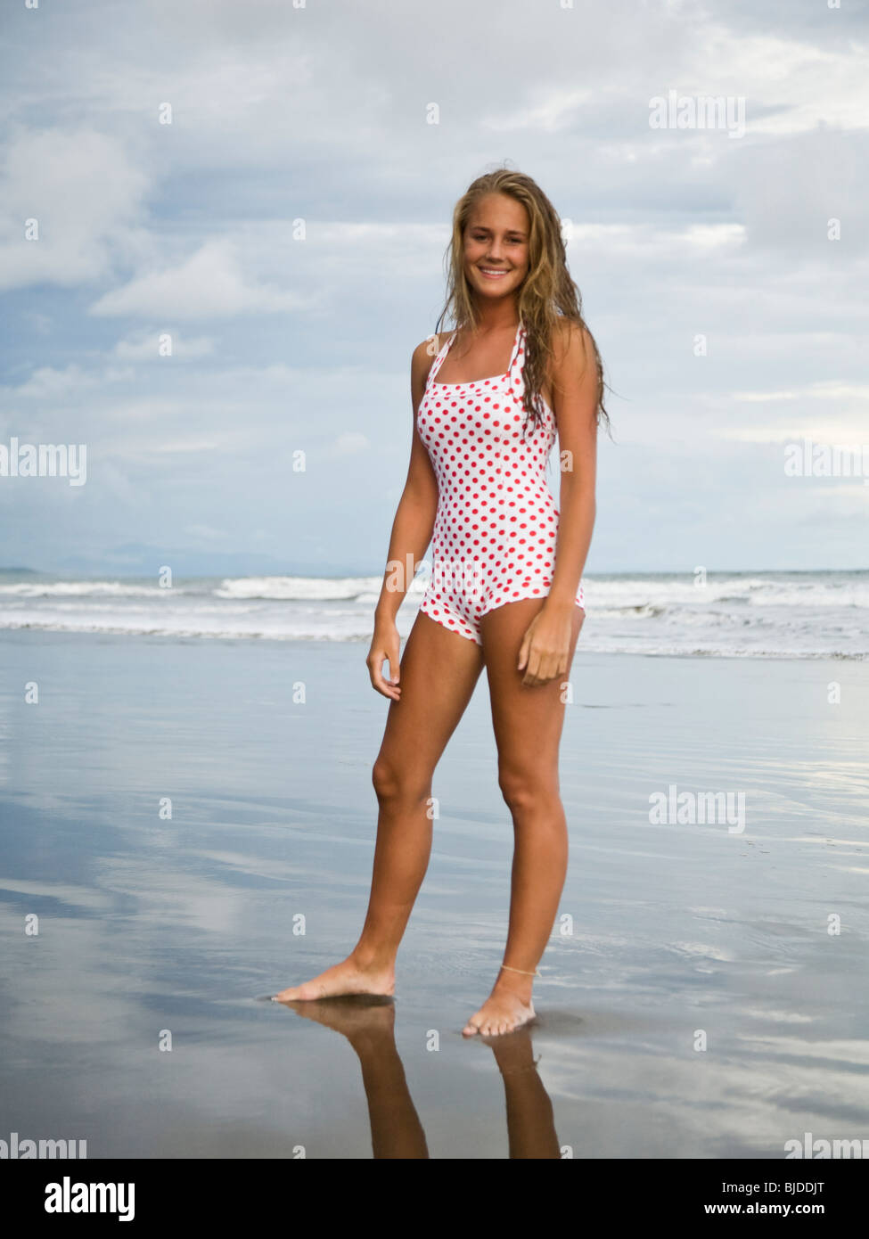 Jeune femme à la plage Photo Stock - Alamy