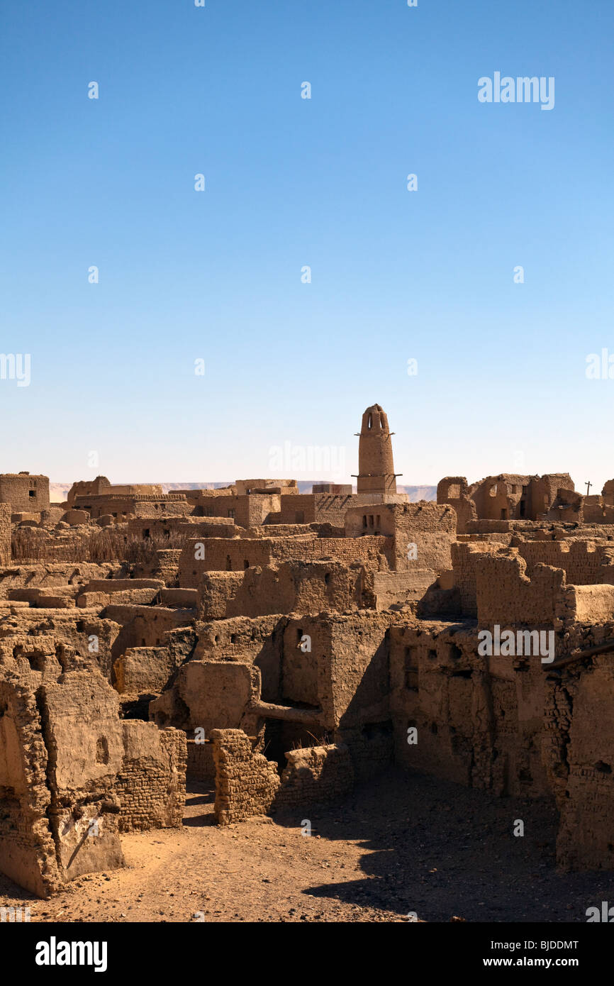 Vue sur Al Qasr oasis, vers minaret de mosquée, désert occidental, l'Égypte Banque D'Images