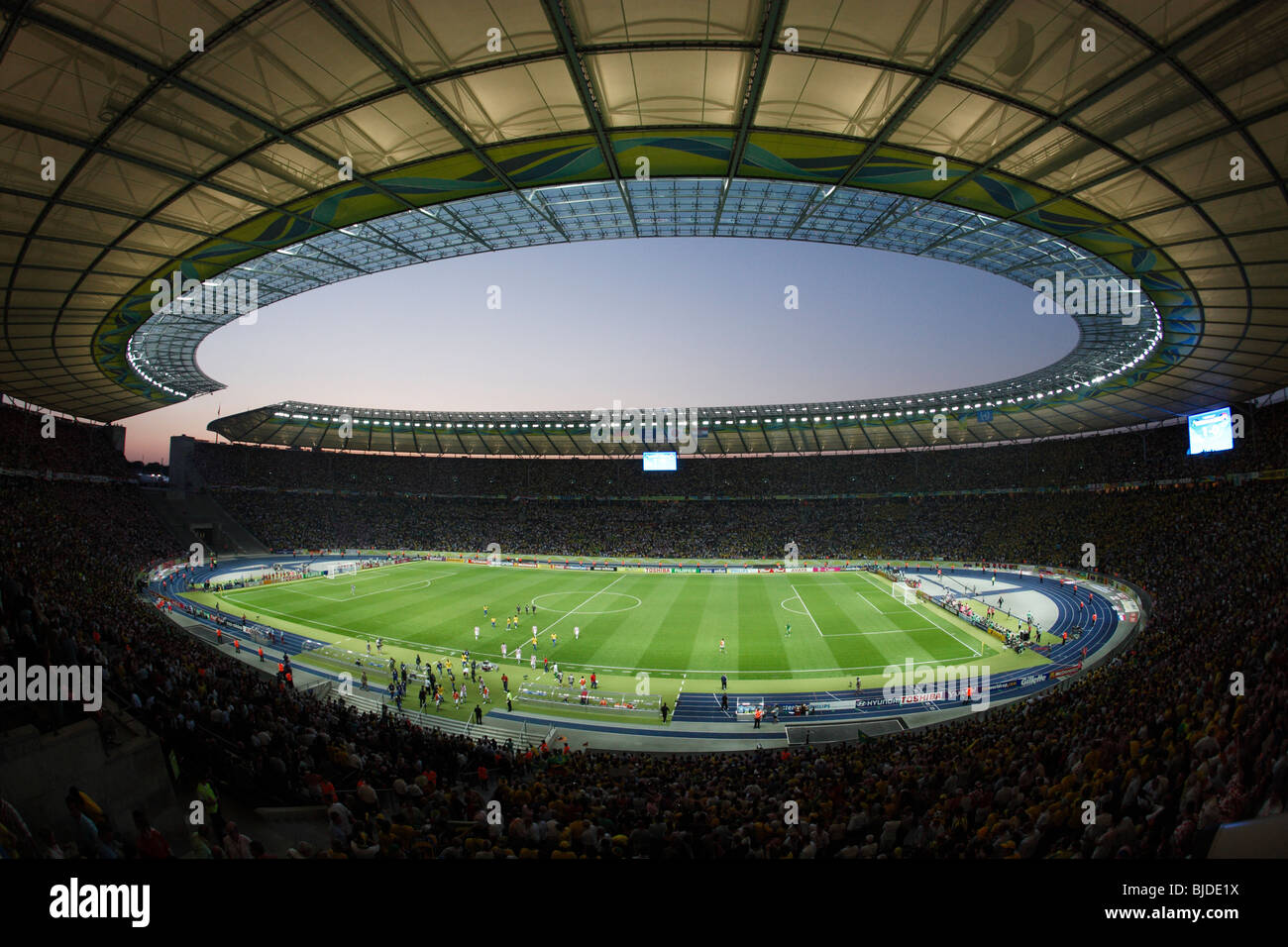 Vue générale du stade olympique lors d'un match de la Coupe du monde de football entre le Brésil et la Croatie le 13 juin 2006 à Berlin, en Allemagne. Banque D'Images Vue générale du stade olympique lors d'un match de la Coupe du monde de football entre le Brésil et la Croatie le 13 juin 2006 à Berlin, en Allemagne. Banque D'Images