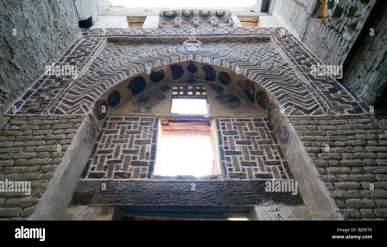 Entrée voûtée à Al Qasr, oasis du désert de l'Ouest, l'Egypte Banque D'Images