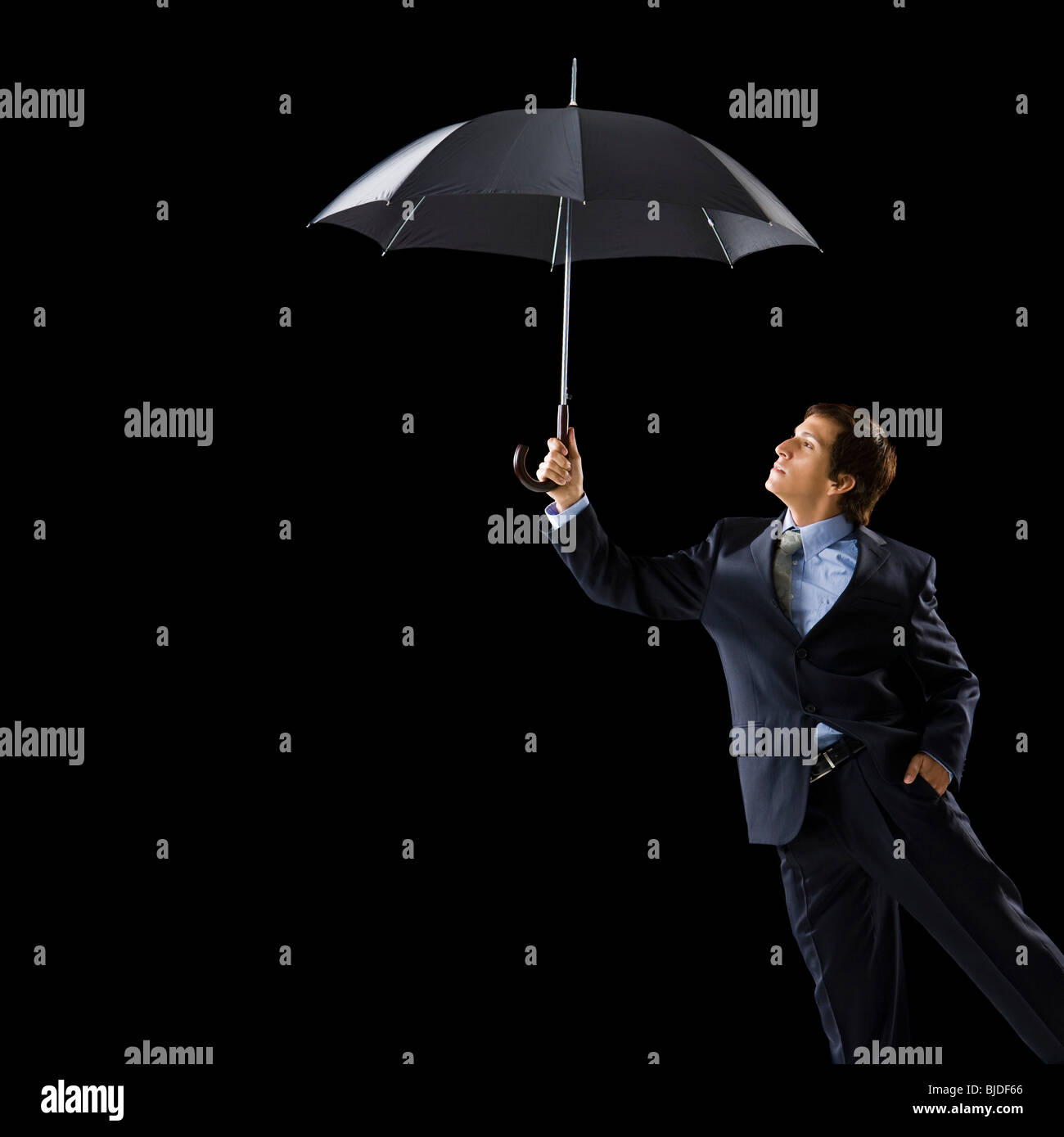 Jeune homme tenant un parapluie. Banque D'Images