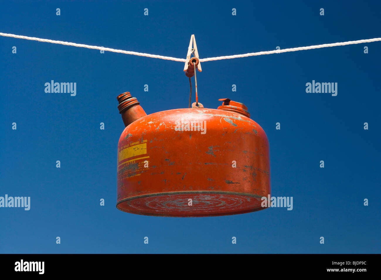 Le gaz peut sur une ligne de clotes. Banque D'Images