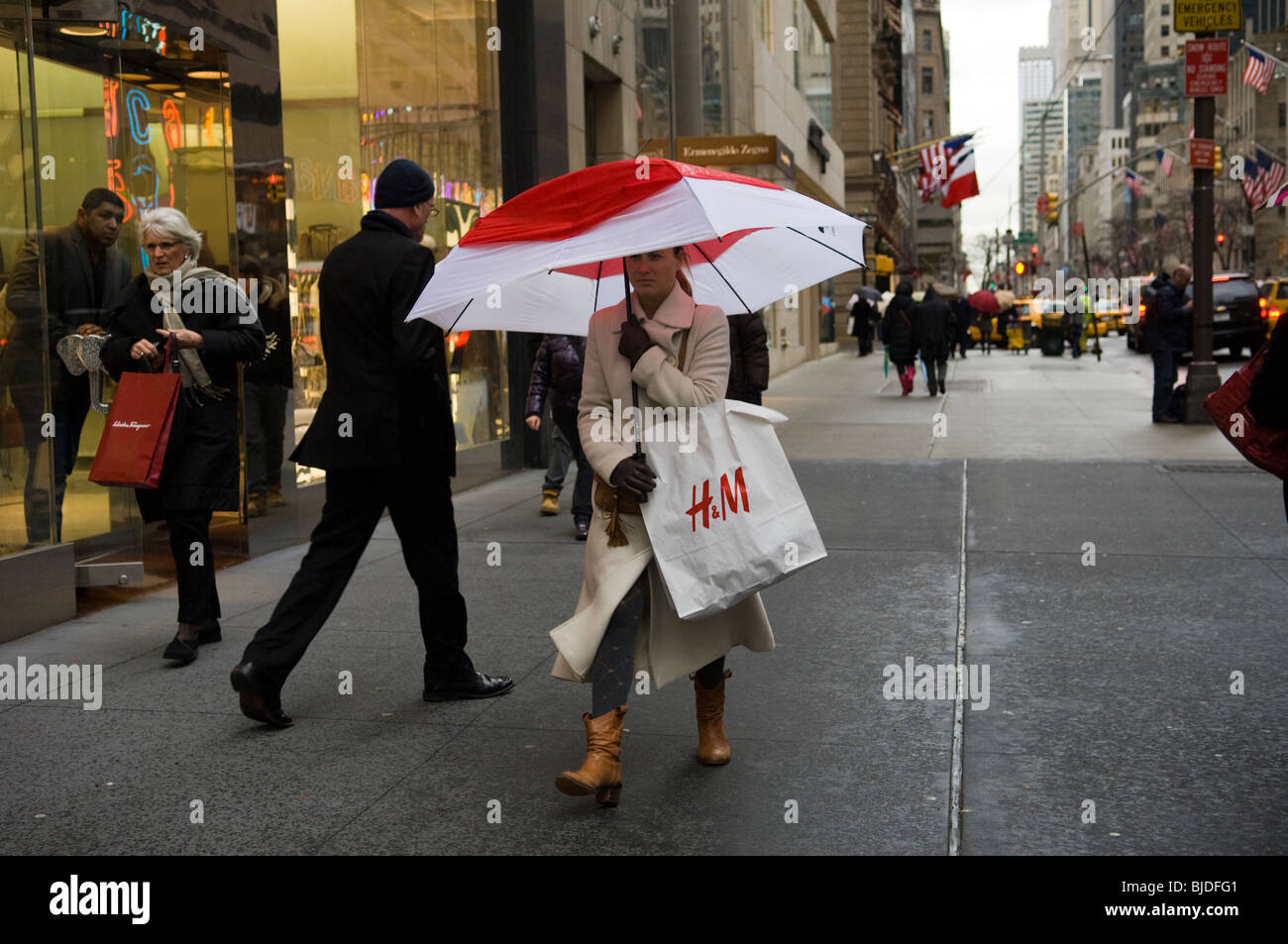Un nouveau client dans la pluie sur la Cinquième Avenue à New York Lundi, 15 mars 2010. (© Frances M. Roberts) Banque D'Images