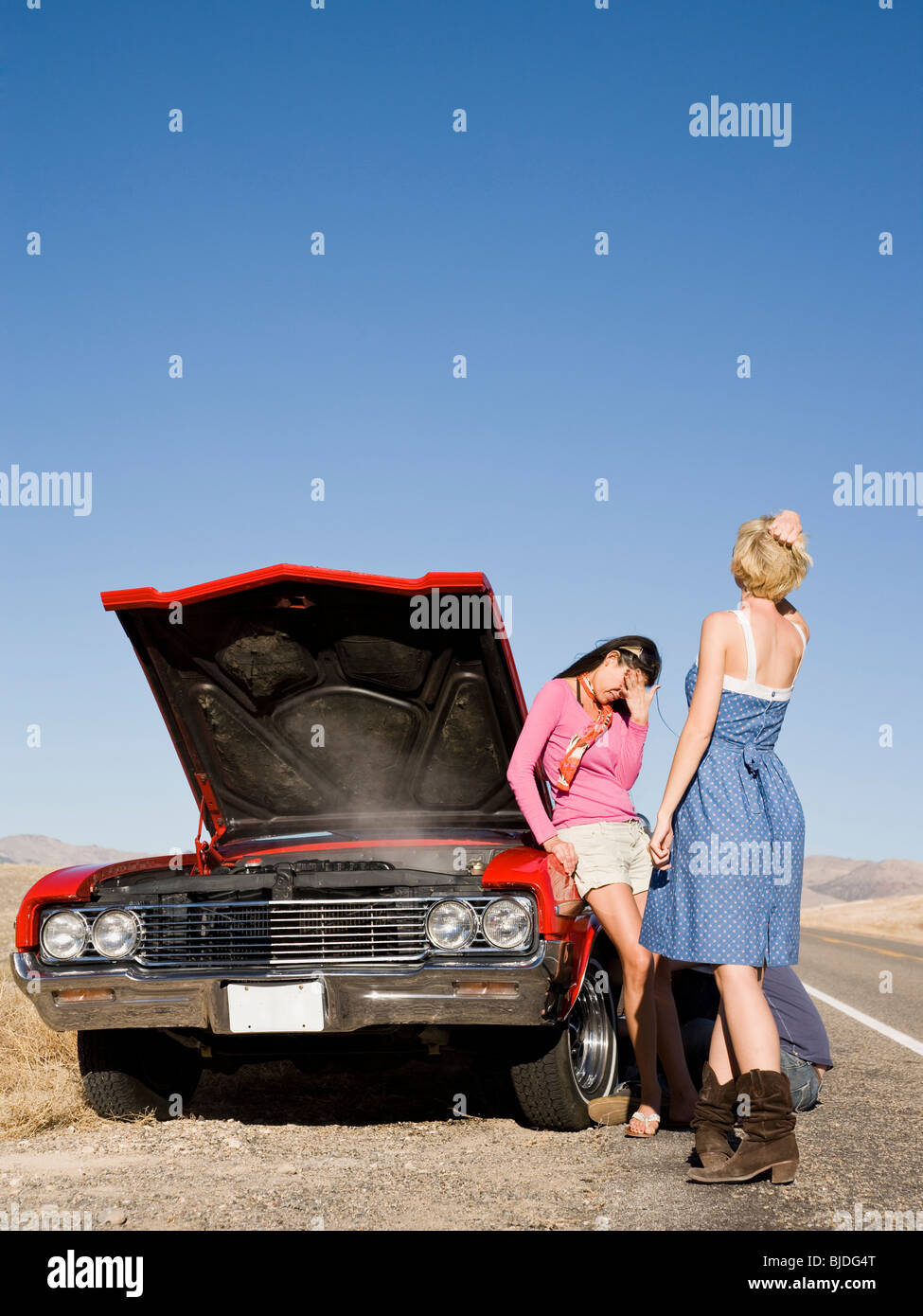 Deux femmes avec une voiture en panne. Banque D'Images