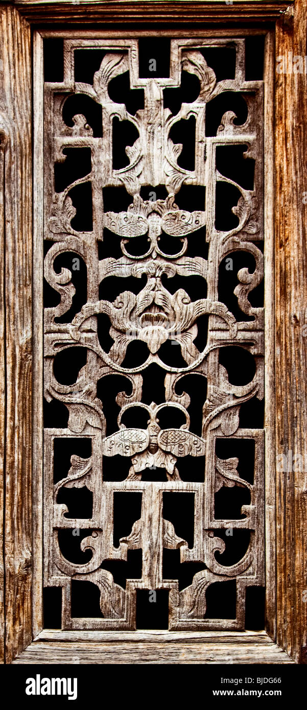 Un fléau en bois traditionnel chinois avec une exquise handcrafted figure carving sur lui pour raconter une histoire. C'est une partie d'une fenêtre déco. Banque D'Images