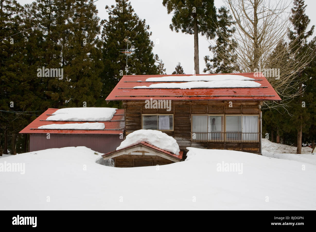 Une maison couverte de neige Banque D'Images