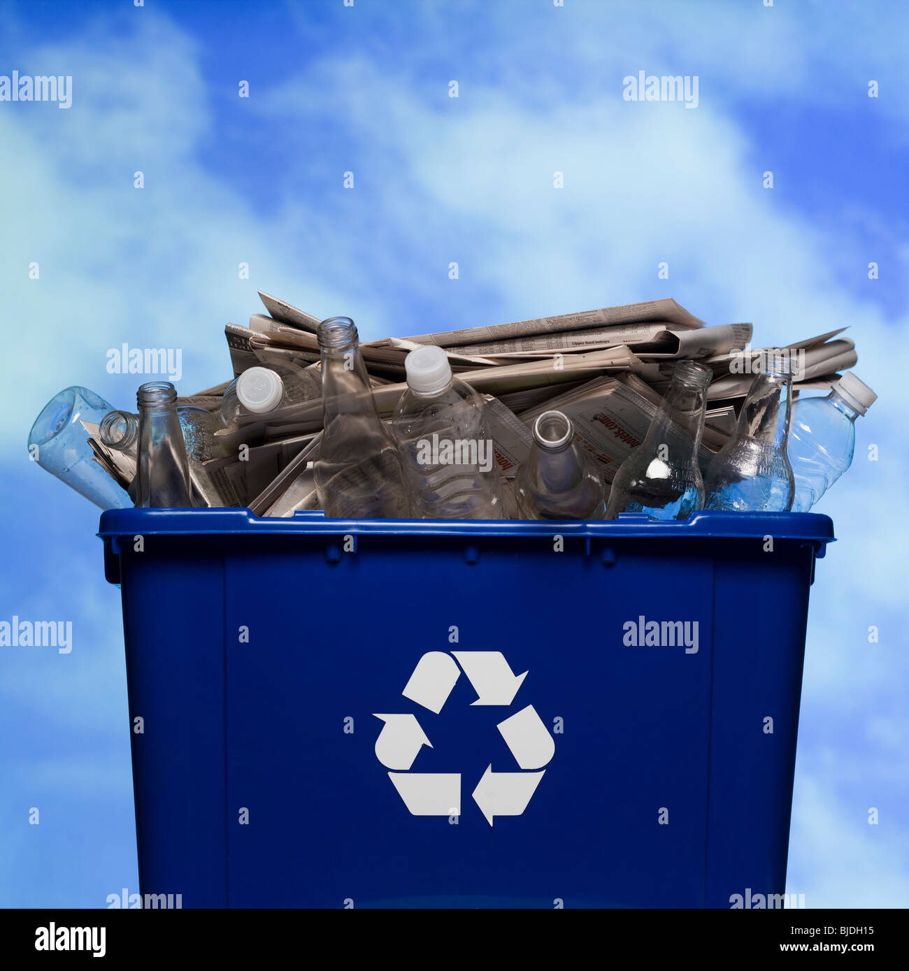 Bac de recyclage complet Banque D'Images