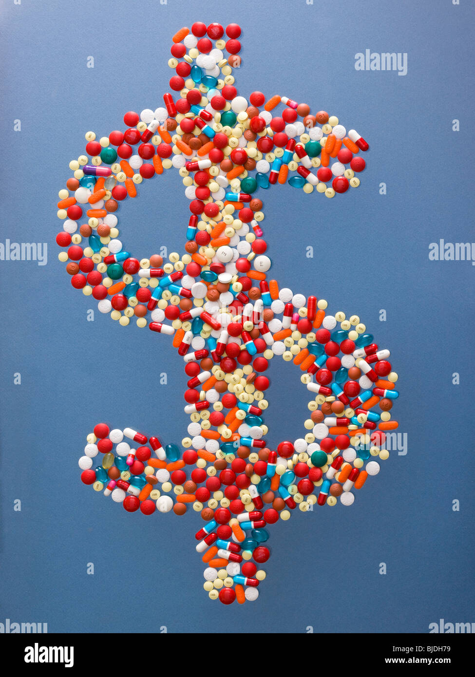 Dollar sign made out of pills Banque D'Images