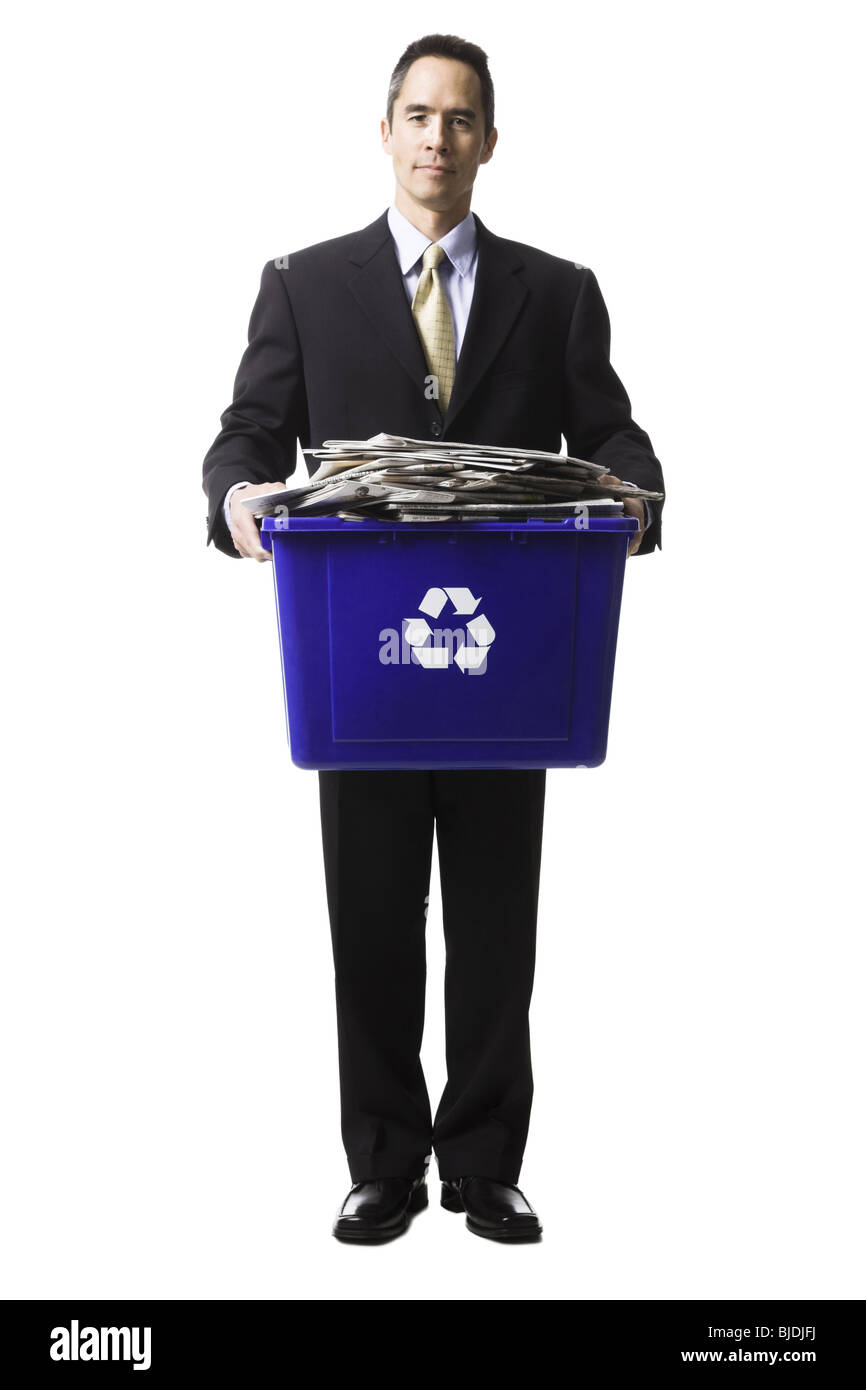 D'affaires détenant un bac de recyclage Banque D'Images