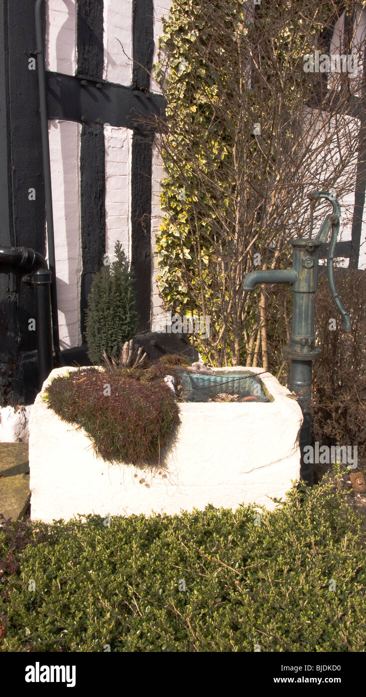 Pompe à eau décorative en jardin, Cheshire UK Banque D'Images