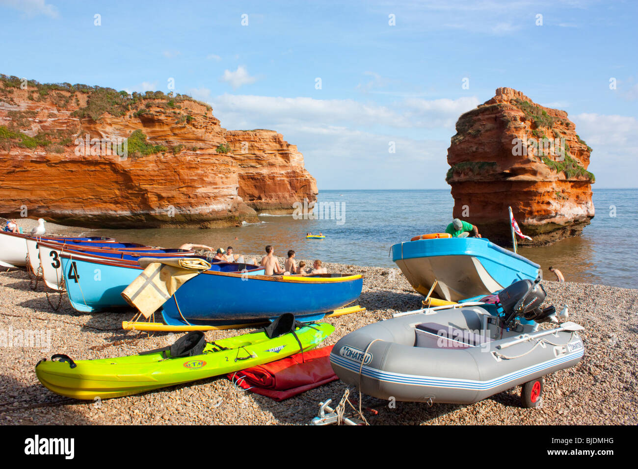 Bateaux et Kayaks sur la plage de la baie Ladram Devon, England UK Banque D'Images