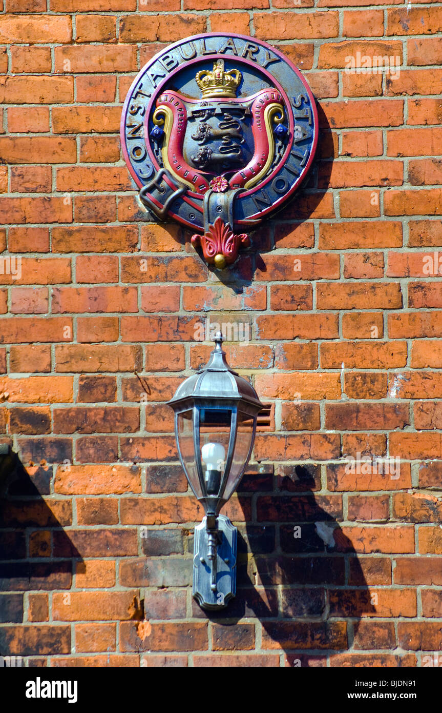 L'emblème historique Constabulary et lumière sur le mur de l'ancien poste de police à grand Eccleston Banque D'Images