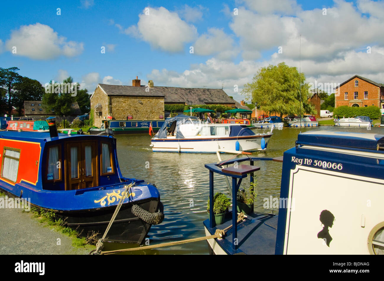 Narrowboats et autres embarcations de plaisance sur le bassin sur la Tithebarn Canal Lancaster dans Garstang, Lancashire, Angleterre Banque D'Images