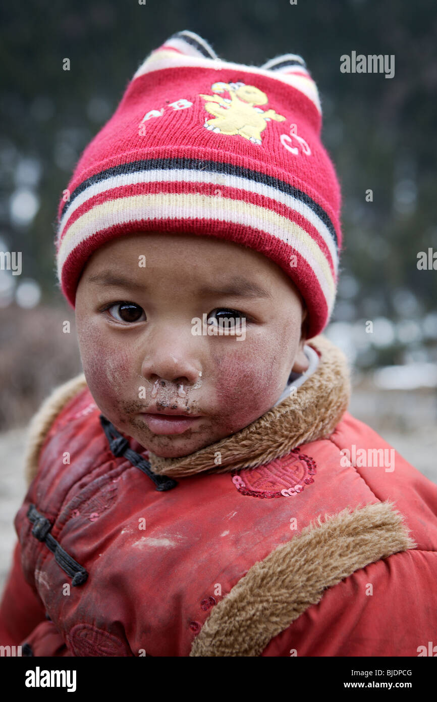 L'enfant tibétain le long d'un sentier de montagne près de Songpan, dans l'ouest du Sichuan, Chine. Banque D'Images