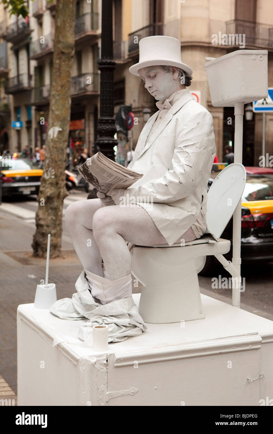 Statue de la rue des artistes, homme assis sur des toilettes dans Las  Rambals Barcelone. L'humour toilettes espagnol Photo Stock - Alamy