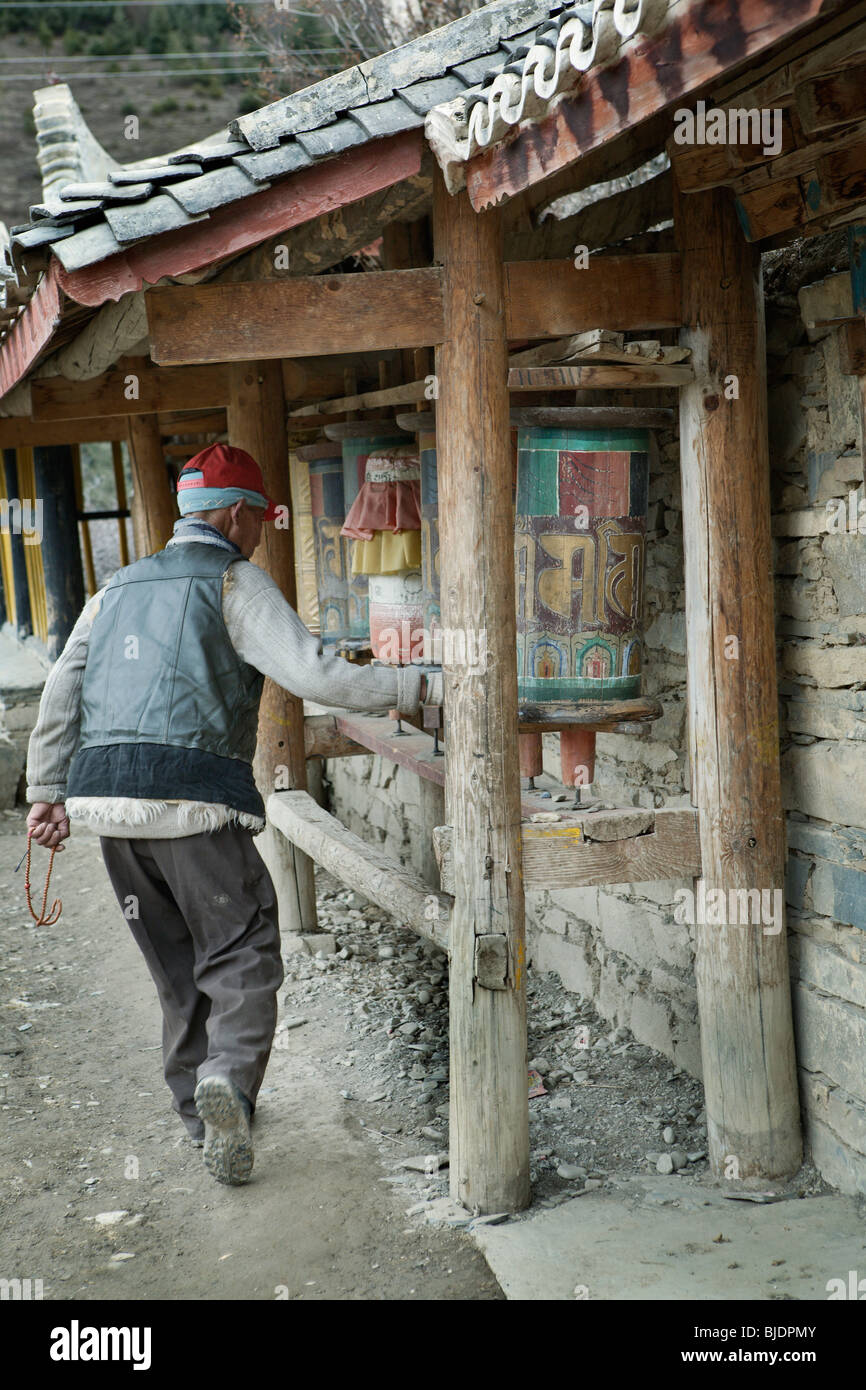 Tourner les roues à l'homme de prière d'un monastère du bouddhisme tibétain situé près de la ville de Songpan dans Szechuan, Chine. Banque D'Images