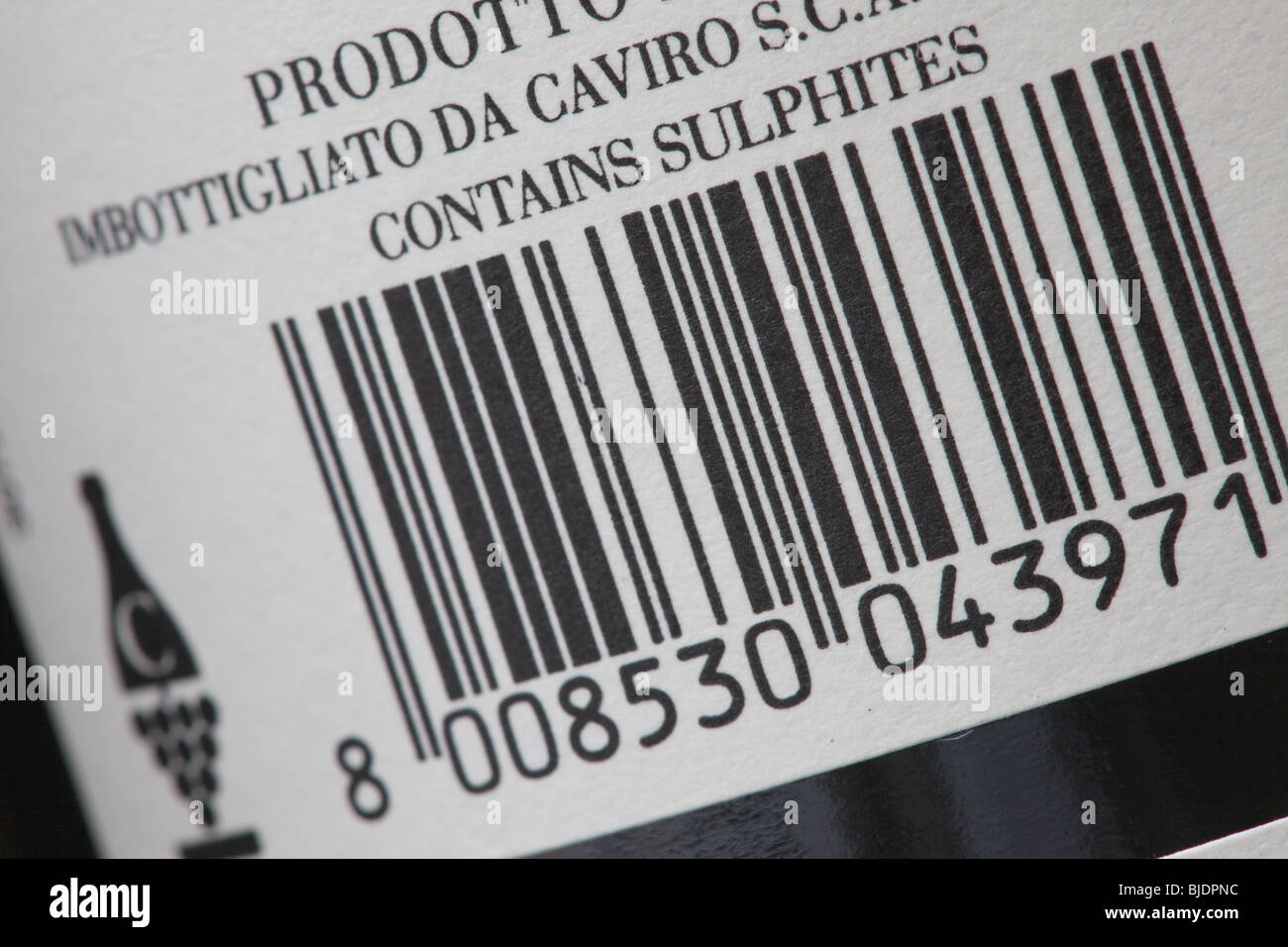 Code à barres sur une bouteille de vin Photo Stock - Alamy