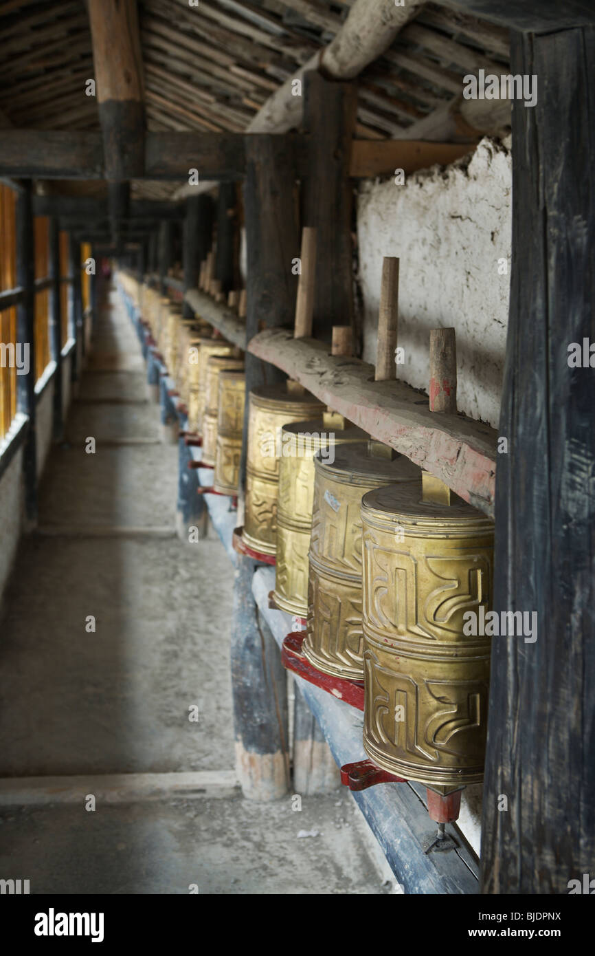 Roues de prière dans un monastère du bouddhisme tibétain situé près de la ville de Songpan dans Szechuan, Chine. Banque D'Images