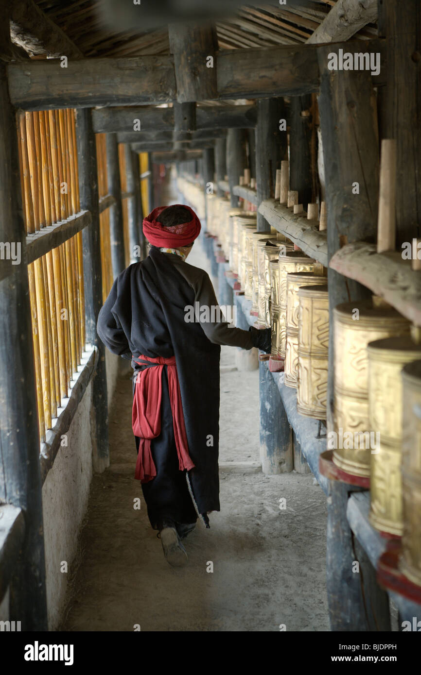Femme de tourner les roues de prière dans un monastère du bouddhisme tibétain situé près de la ville de Songpan dans Szechuan, Chine. Banque D'Images