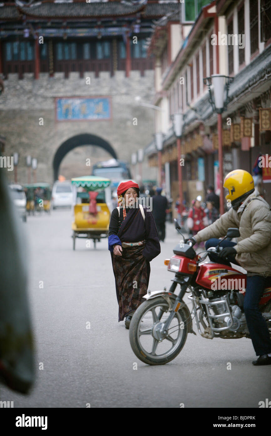 Rue principale de la ville de Songpan tibétain dans l'Est de l'Himalaya dans la province chinoise du Sichuan. Banque D'Images