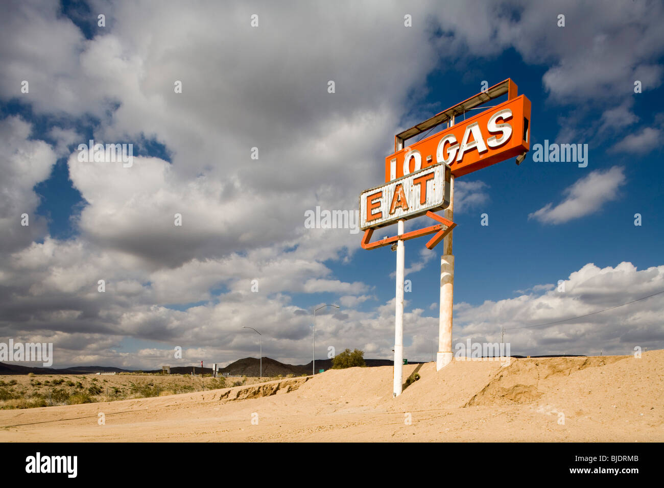 LO signe dans l'essence Californie désert. Banque D'Images