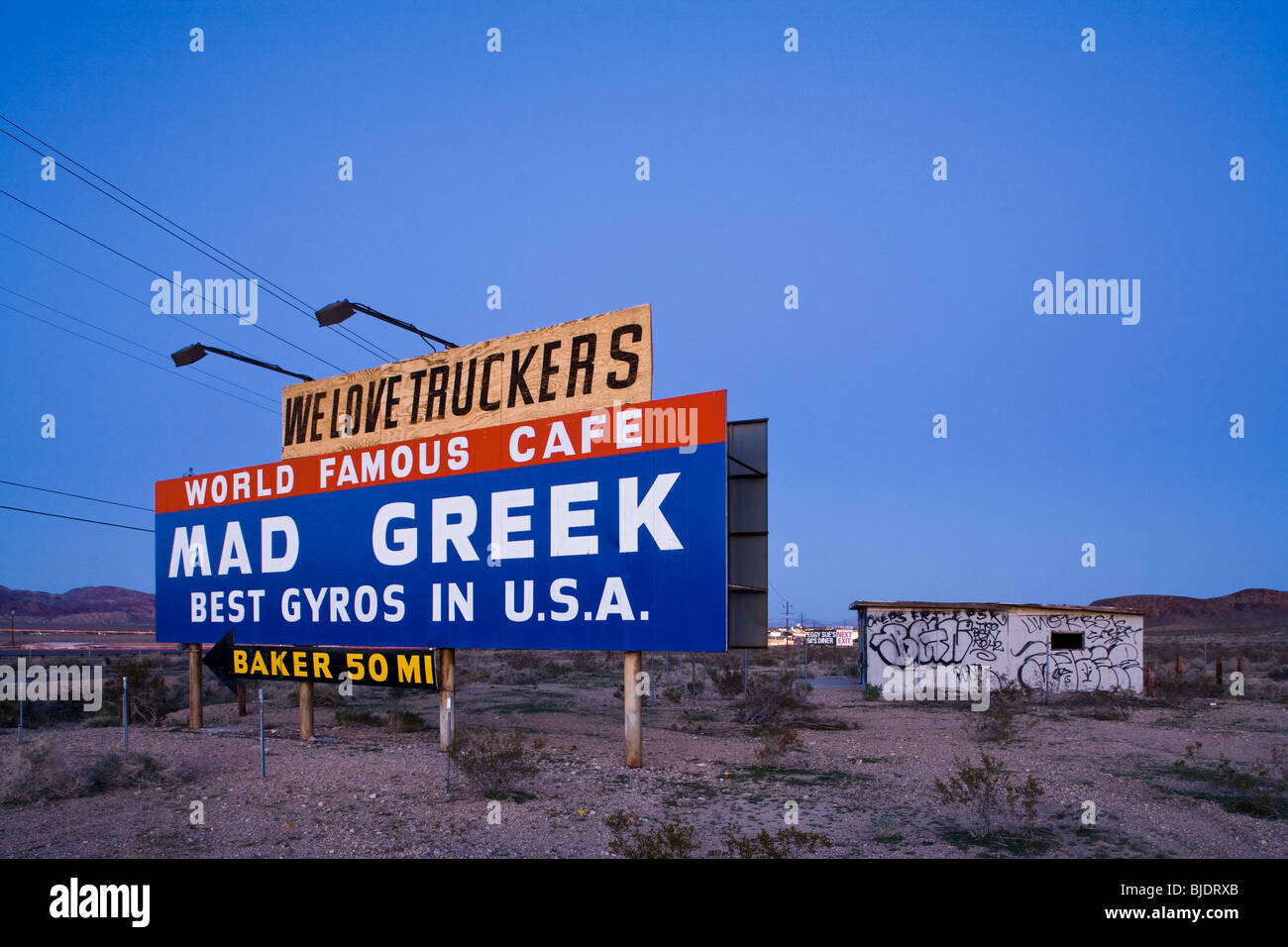 Les panneaux pour le Mad café grec dans l'arrêt Baker, CA vu de l'autoroute 15 près de Yermo, California, United States of America Banque D'Images