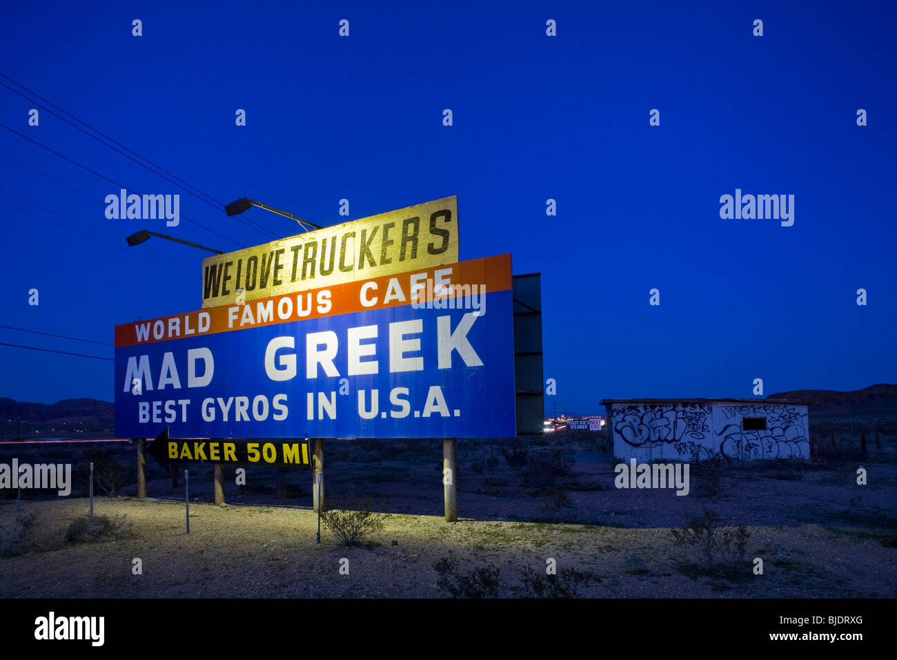Les panneaux pour le Mad café grec dans l'arrêt Baker, CA vu de l'autoroute 15 près de Yermo, California, United States of America Banque D'Images