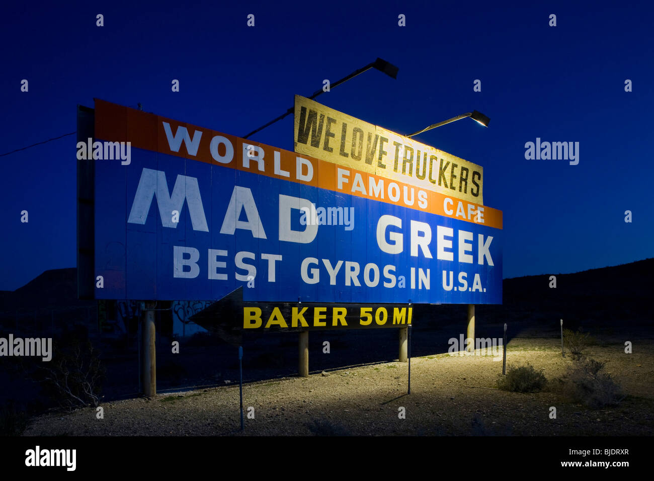 Les panneaux pour le Mad café grec dans l'arrêt Baker, CA vu de l'autoroute 15 près de Yermo, California, United States of America Banque D'Images