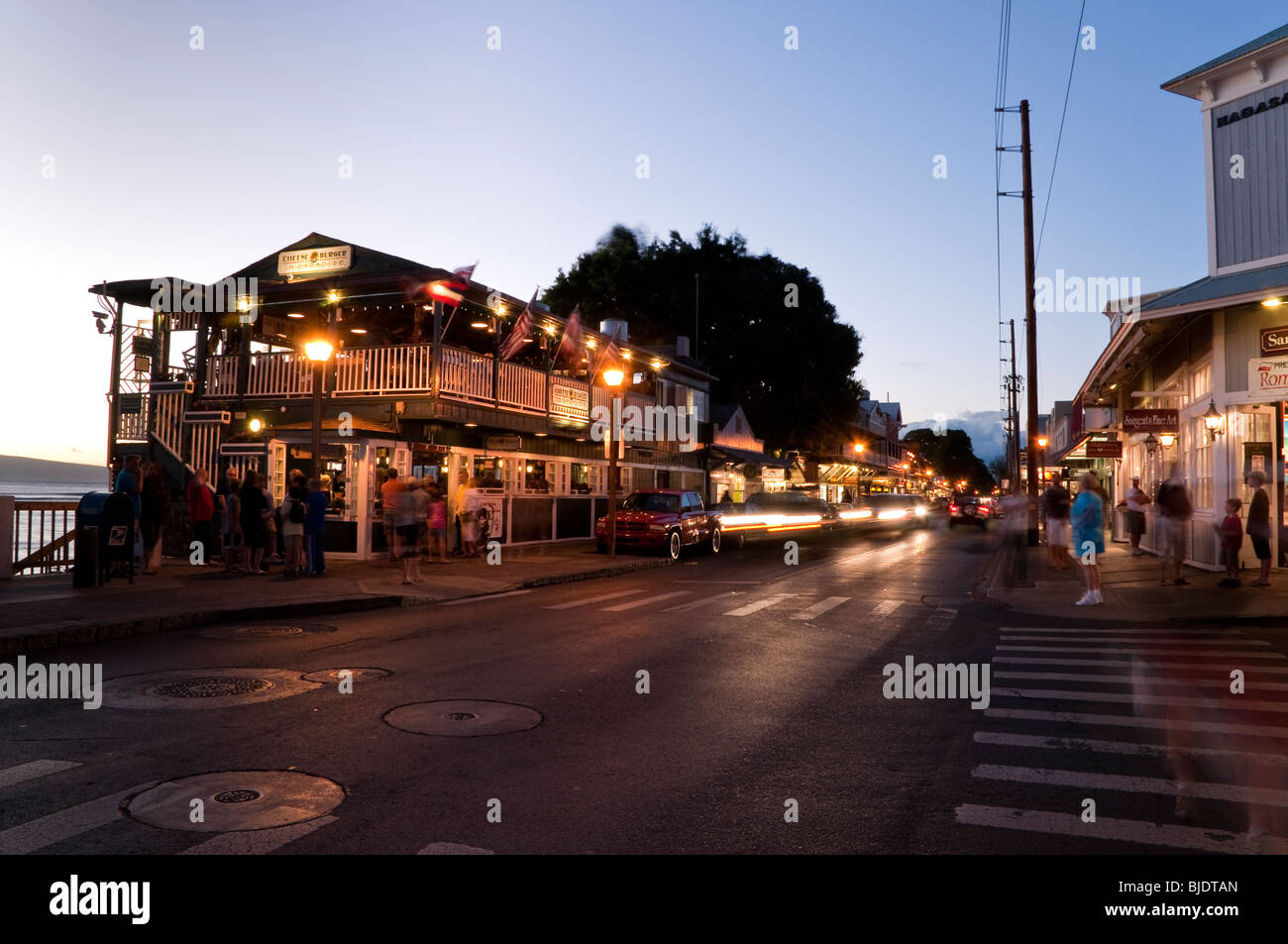 Front Street Lahaina Maui Hawaii at Sundown avec Cheeseburger in Paradise restaurant à afficher Banque D'Images