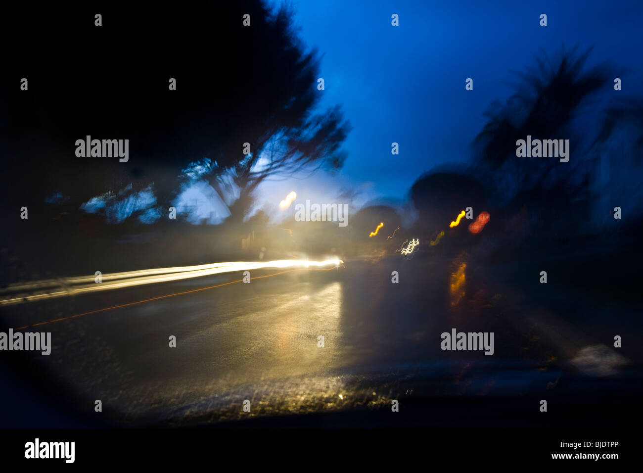 Nuit pluvieuse dans les rues Westchester, Los Angeles County, Californie, États-Unis d'Amérique Banque D'Images