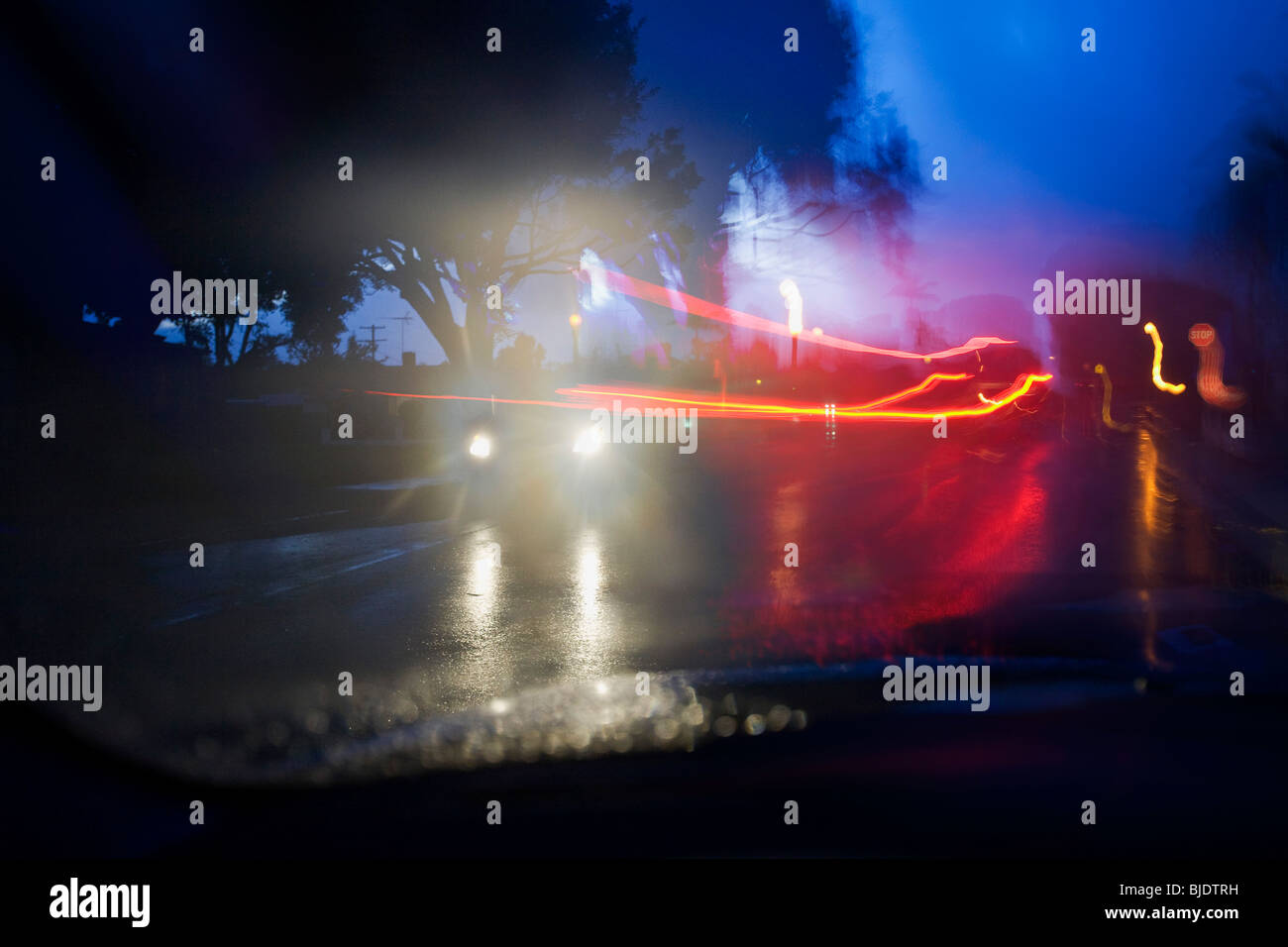 Nuit pluvieuse dans les rues Westchester, Los Angeles County, Californie, États-Unis d'Amérique Banque D'Images